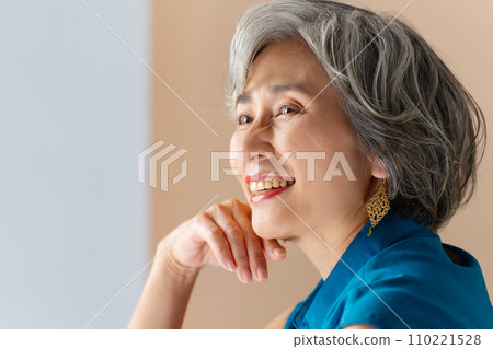 灰白頭髮的女人美麗 110221528