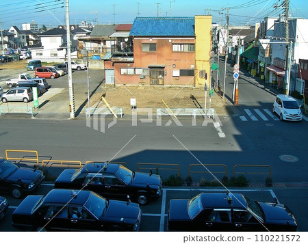 開始土地整理的「鹿兒原站北口」(2013年12月5日) 車站前的兩棟建築物已被拆除,土地與11年前一樣處於空置狀態。 開始土地整理的「鹿兒原站北口」(2013年12月5日) 車站前的兩棟建築物已被拆除,土地與11年前一樣處於空置狀態。 110221572