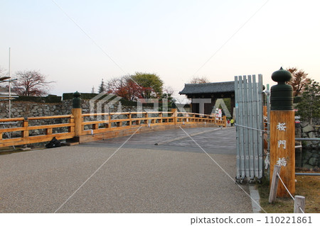 Hyogo Himeji Sakuramon Bridge in the early morning Hyogo Himeji Sakuramon Bridge in the early morning 110221861