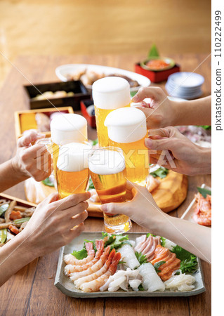 Cheers with beer, banquet, drinking party 110222499