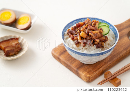 Braised pork rice Taiwanese-style meat soboro bowl roulow fan Braised pork rice Taiwanese-style meat soboro bowl roulow fan 110223612