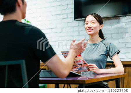 一位女士在健身房收到會員訊息 110223808