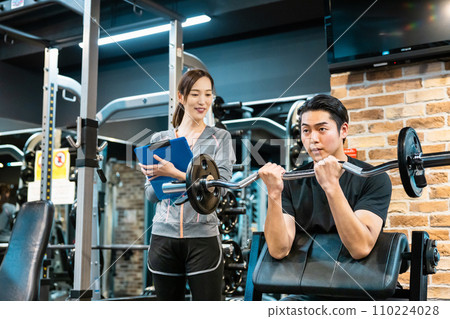 一名男子在健身房接受教練的指導 一名男子在健身房接受教練的指導 110224028