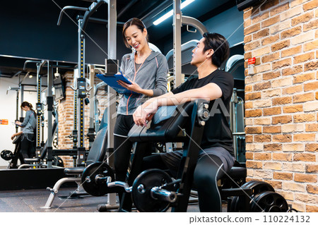 一名男子在健身房接受教練的指導 110224132