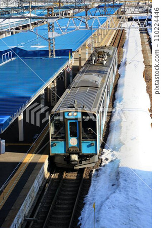 The gateway to the Tsugaru Straits and the terminal station of Mutsu... [Aoimori Railway] 701 series stops at "Aomori Station" 110224446