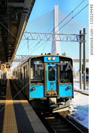 The gateway to the Tsugaru Straits and the terminal station of Mutsu... [Aoimori Railway] 701 series stops at "Aomori Station" 110224448