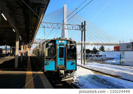 The gateway to the Tsugaru Straits and the terminal station of Mutsu... [Aoimori Railway] 701 series stops at "Aomori Station" 110224449