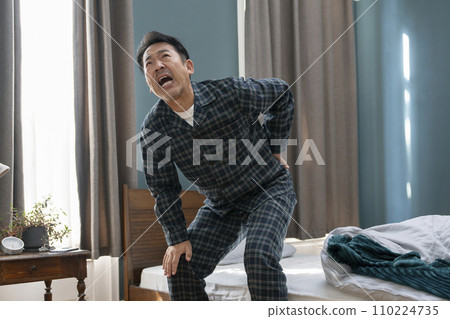 中老年穿著睡衣背痛、背部拉傷的圖片 中老年穿著睡衣背痛、背部拉傷的圖片 110224735