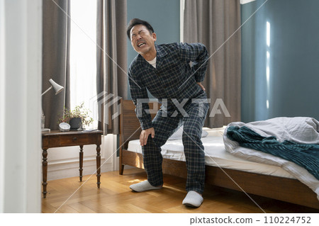 中老年穿著睡衣背痛、背部拉傷的圖片 110224752