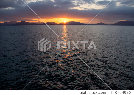 First sunrise of the Seto Inland Sea on January 1, 2024 110224950