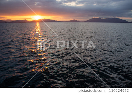 First sunrise of the Seto Inland Sea on January 1, 2024 110224952