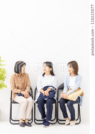 Women chatting in the waiting room 110225077