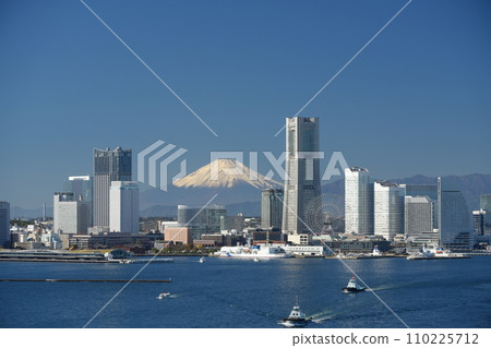 A beautiful view of the snow-capped Mt. Fuji along the coast of Yokohama Port 110225712