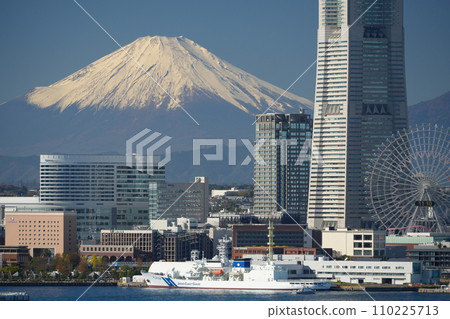 A beautiful view of the snow-capped Mt. Fuji along the coast of Yokohama Port 110225713