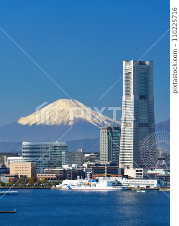 A beautiful view of the snow-capped Mt. Fuji along the coast of Yokohama Port 110225716