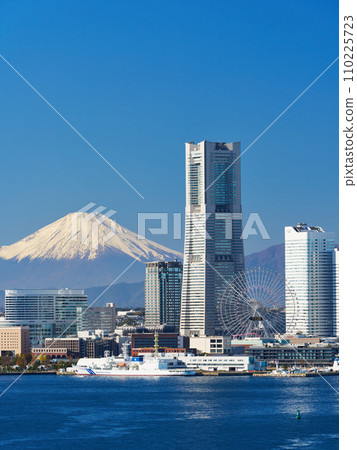 A beautiful view of the snow-capped Mt. Fuji along the coast of Yokohama Port 110225723