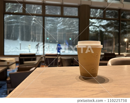 滑雪勝地休息室的咖啡 110225738