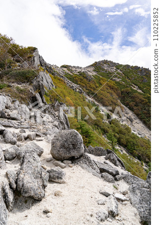 Houou Sanzan, the summit of Mt. Kannongatake in late September 110225852