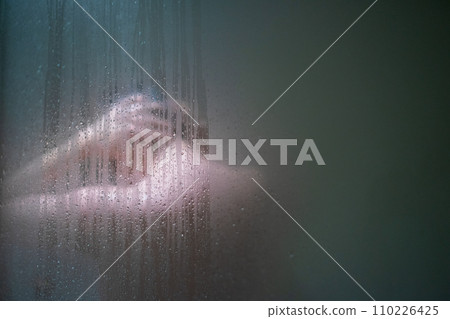 一個男人洗澡的背面 110226425