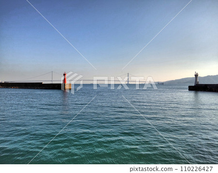 從明石港看到的明石海峽大橋 從明石港看到的明石海峽大橋 110226427