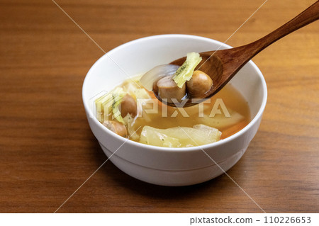 清湯配蔬菜和維也納香腸 清湯配蔬菜和維也納香腸 110226653