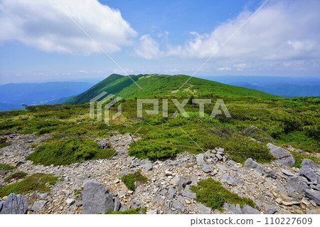 高陽山的山脊線和黑色岩石 高陽山的山脊線和黑色岩石 110227609