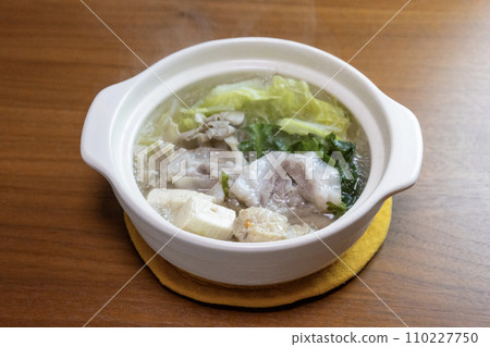 小白砂鍋中的火鍋菜餚 110227750