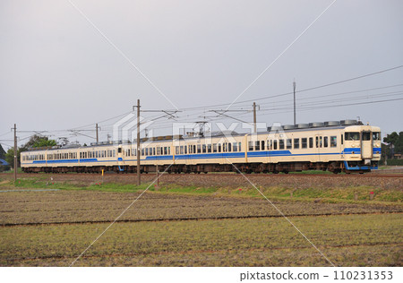 北陸本線 五十鈴-福岡 JR西日本 413系 B07+B06編組（金澤） 110231353