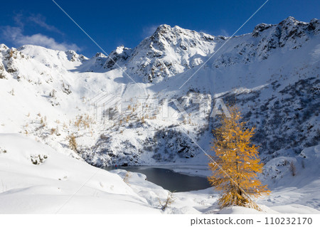 Beautiful small alpine lake in winter season landscape 110232170