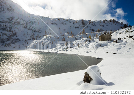Beautiful small alpine lake in winter season landscape 110232172