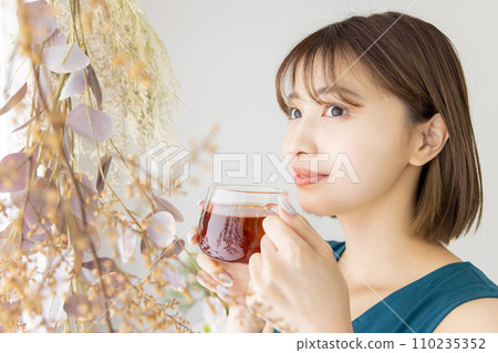 一個女人喝茶 110235352