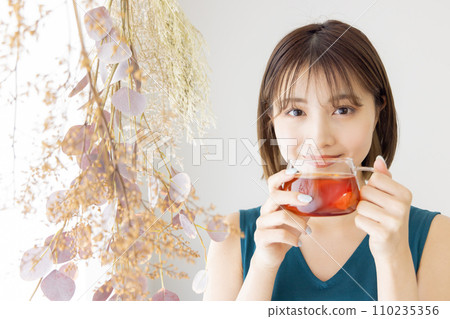 一個女人喝茶 一個女人喝茶 110235356