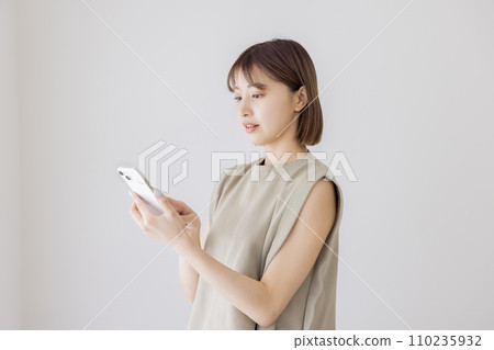 Young woman using a smartphone 110235932