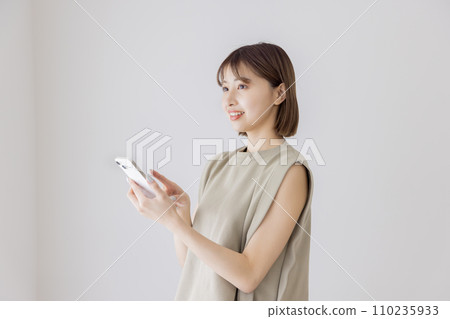 使用智能手機的少婦 110235933