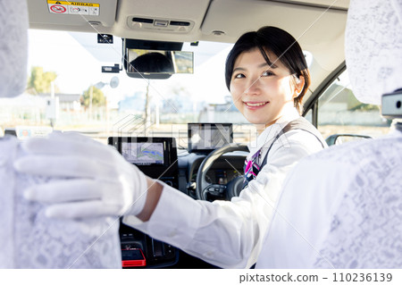 女計程車司機檢查後視鏡 女計程車司機檢查後視鏡 110236139