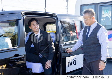 businessman getting into a taxi 110236191