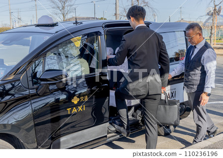 商人坐上計程車 110236196