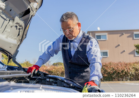 計程車司機在送計程車前檢查發動機 計程車司機在送計程車前檢查發動機 110236264