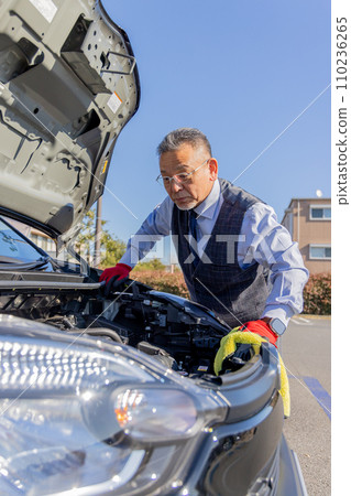 計程車司機在送計程車前檢查發動機 計程車司機在送計程車前檢查發動機 110236265