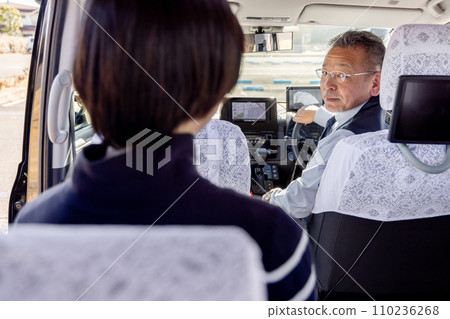 女人告訴計程車司機去哪裡 女人告訴計程車司機去哪裡 110236268