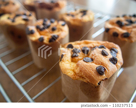 Sweets making chocolate chip chiffon cake Sweets making chocolate chip chiffon cake 110237513