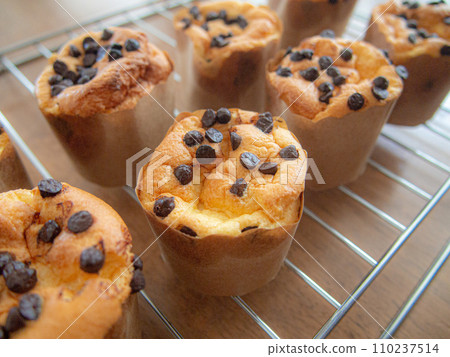 Sweets making chocolate chip chiffon cake Sweets making chocolate chip chiffon cake 110237514