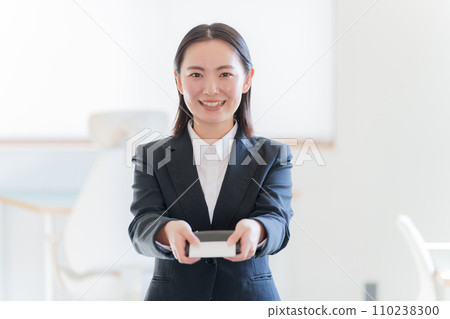 Business person to exchange business cards 110238300