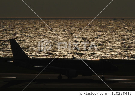背光水面和飛機 110238415
