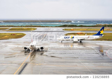 雨天機場，飛機滑行，沖繩縣那霸市 110238893