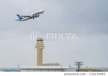 雨天機場,飛機起飛,沖繩縣那霸市 雨天機場,飛機起飛,沖繩縣那霸市 110238905