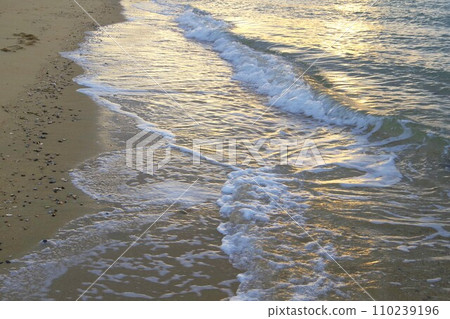 閃閃發光的波浪 110239196