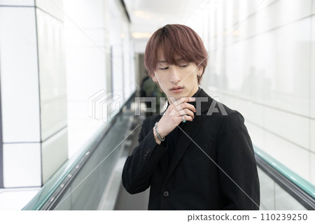 Z世代男人站在地下走道上 110239250