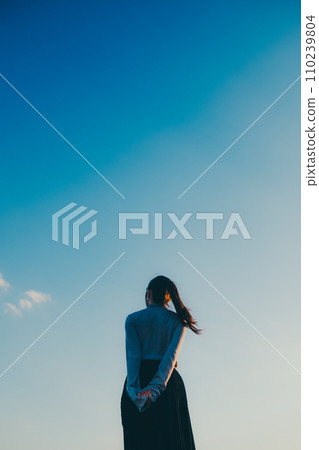 藍天與女人合而為一 藍天與女人合而為一 110239804