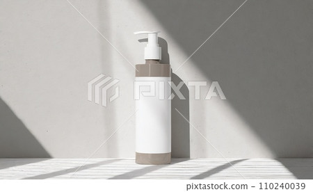 放置在白色背景上的化妝品 110240039